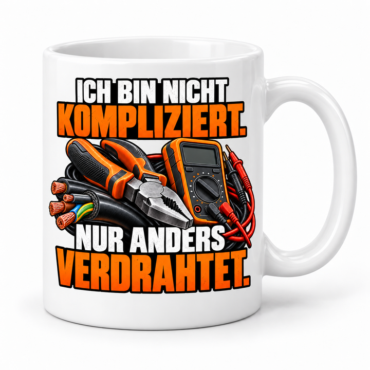 Elektriker-Tasse „Nur anders verdrahtet“ mit Werkzeugmotiv ohne Personen – Weiß