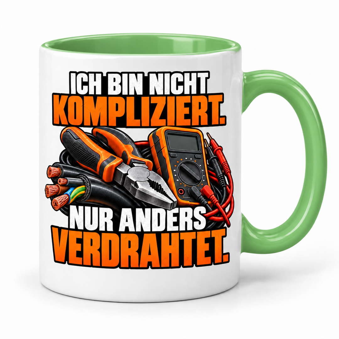 Elektriker-Tasse „Nur anders verdrahtet“ mit Werkzeugmotiv ohne Personen – Grün