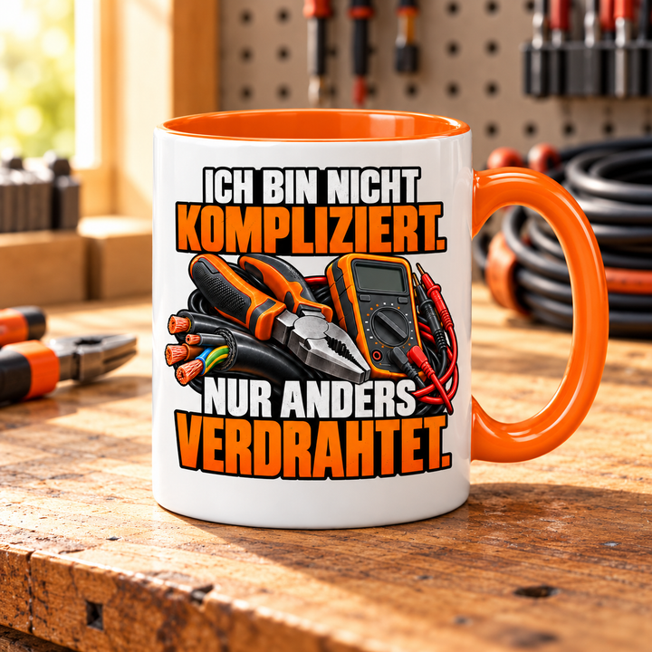 Elektriker-Tasse mit orangefarbenem Henkel auf der Werkbank