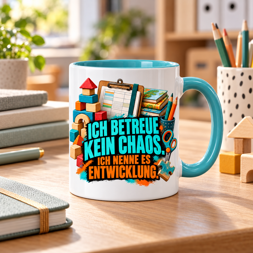 Erzieher Tasse mit Kita-Motiv im pädagogischen Arbeitsplatz