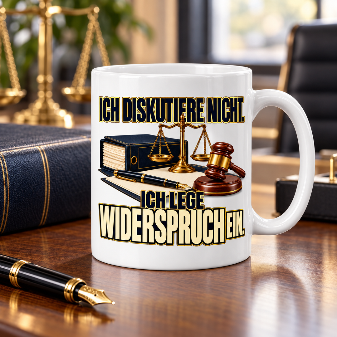 Rechtsanwalt-Tasse auf Kanzlei-Schreibtisch