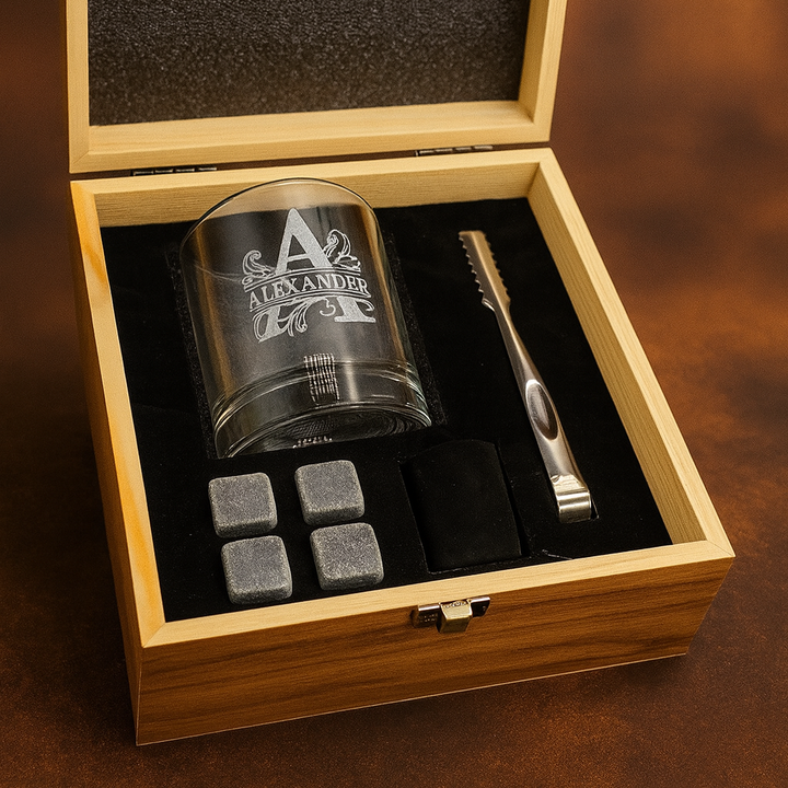 Personalisierte Whiskey Geschenkbox mit Gravur – Geschenkset mit Glas & Steinen – Individuell mit Namen – Perfektes Weihnachtsgeschenk für Männer