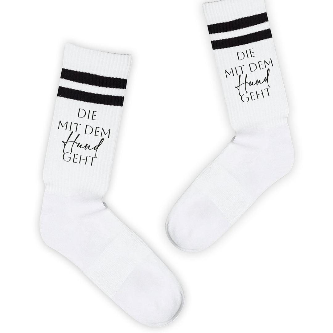 Socken „Die mit dem Hund geht“ – Lustige Hunde-Socken für Frauen | Geschenk für Hundeliebhaberinnen | Tiermotiv aus Bio-Baumwolle