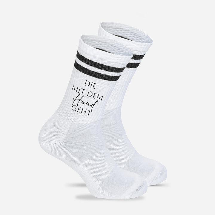 Socken „Die mit dem Hund geht“ – Lustige Hunde-Socken für Frauen | Geschenk für Hundeliebhaberinnen | Tiermotiv aus Bio-Baumwolle