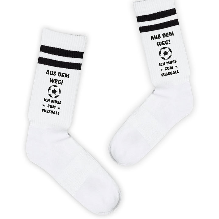 Socken „Aus dem Weg. Ich muss zum Fußball“ | Lustige Fußball-Socken | Geschenk für Fußballfans & Kicker