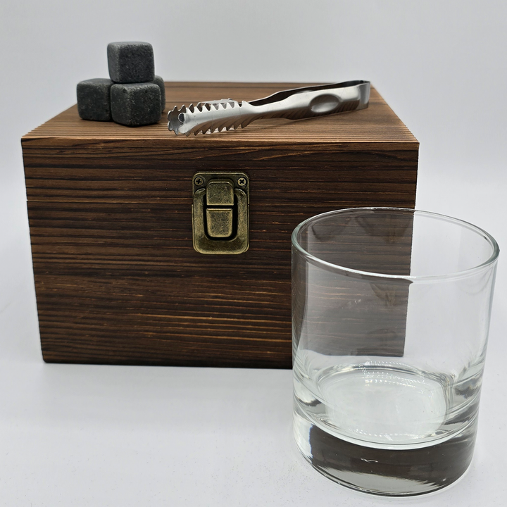 Personalisierte Whiskey Geschenkbox mit Gravur – Geschenkset mit Glas & Steinen – Individuell mit Namen – Perfektes Weihnachtsgeschenk für Männer