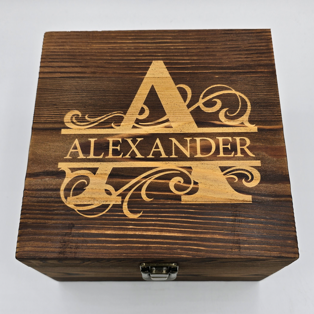 Personalisierte Whiskey Geschenkbox mit Gravur – Geschenkset mit Glas & Steinen – Individuell mit Namen – Perfektes Weihnachtsgeschenk für Männer