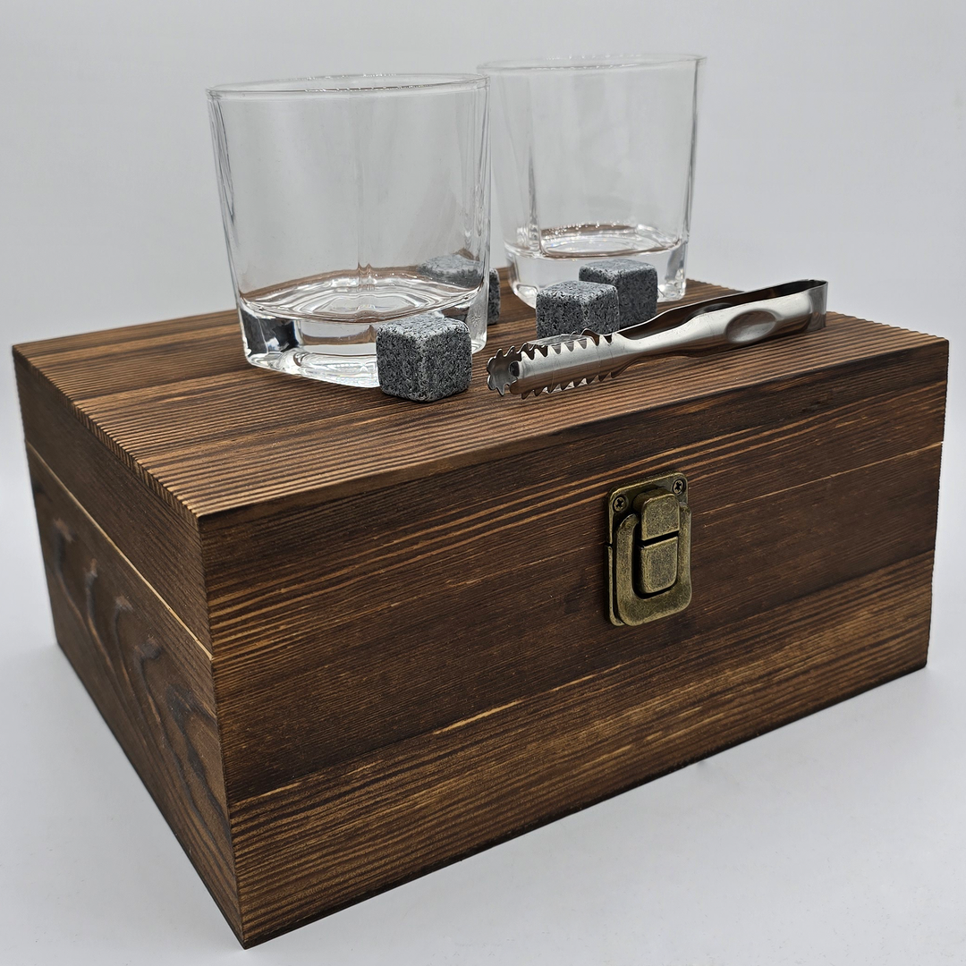 Personalisierte Whiskey Geschenkbox mit Gravur – Geschenkset mit Glas & Steinen – Individuell mit Namen – Perfektes Weihnachtsgeschenk für Männer