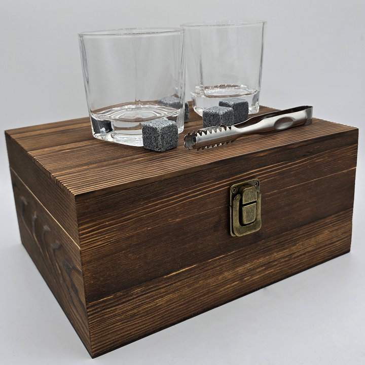 Personalisierte Whiskey Geschenkbox mit Gravur – Geschenkset mit Glas & Steinen – Individuell mit Namen – Perfektes Weihnachtsgeschenk für Männer
