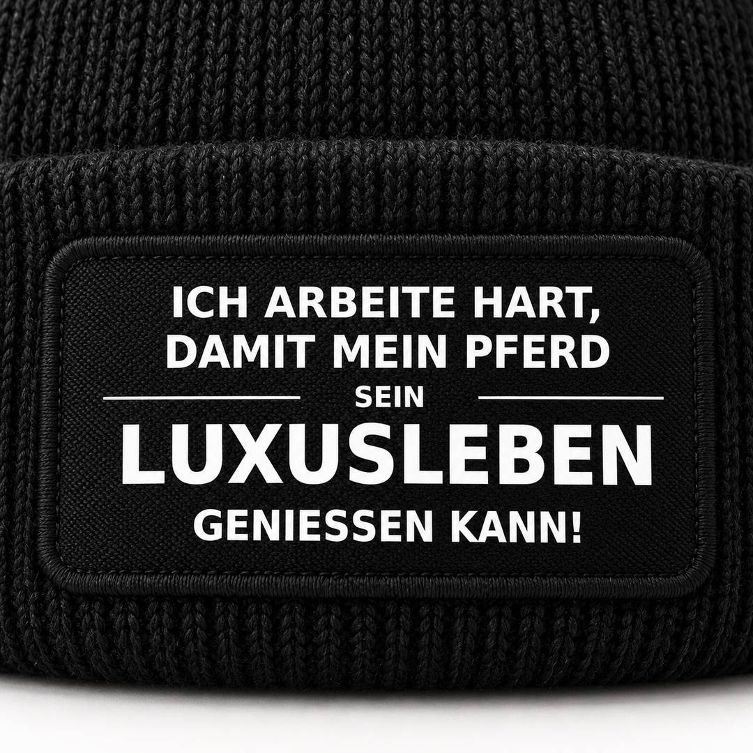 Nahaufnahme: weiß gedruckter Pferde-Spruch auf schwarzem Frontpatch