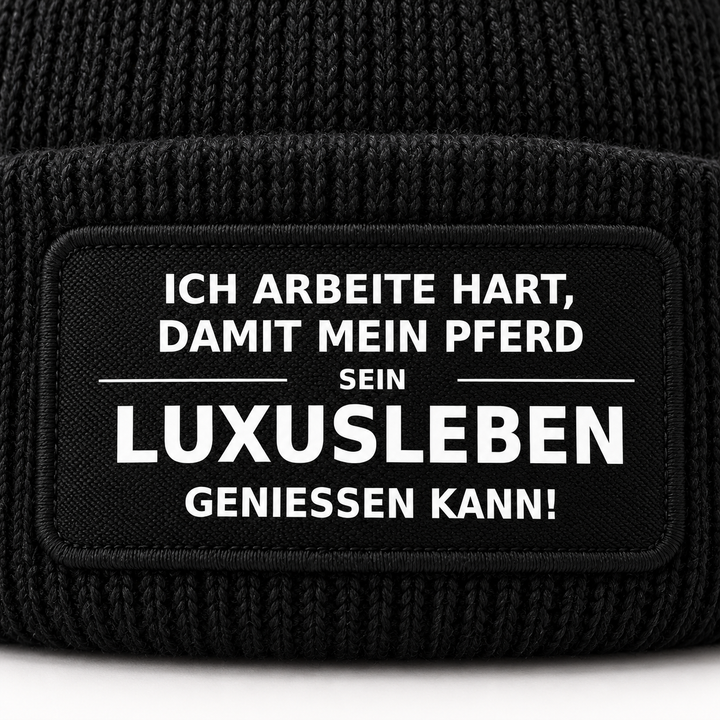 Nahaufnahme: weiß gedruckter Pferde-Spruch auf schwarzem Frontpatch