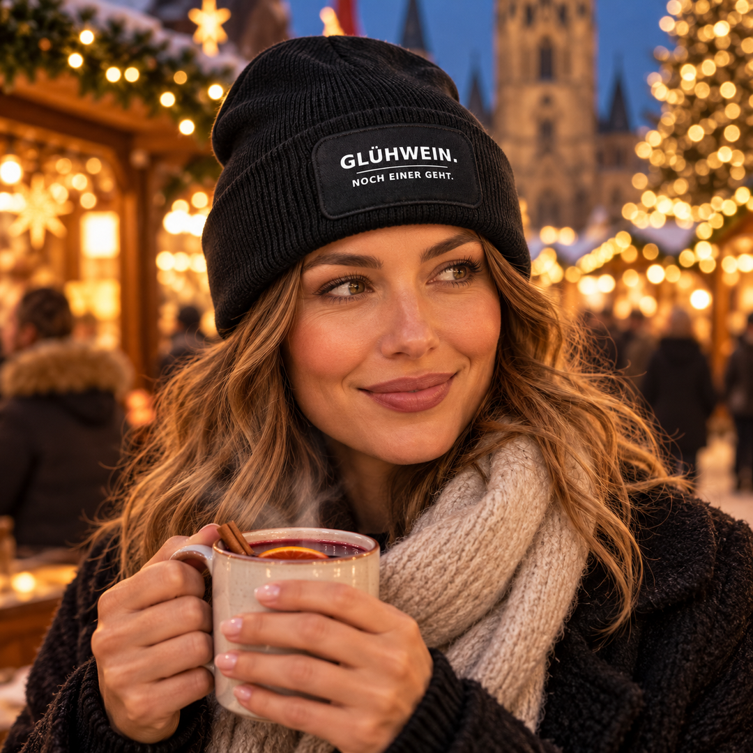 Frau mit Glühwein trägt die Mütze GLÜHWEIN. NOCH EINER GEHT.