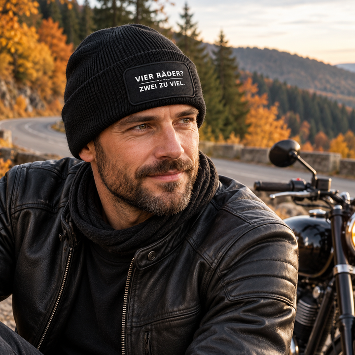 Motorradfahrer trägt die Mütze VIER RÄDER? ZWEI ZU VIEL.
