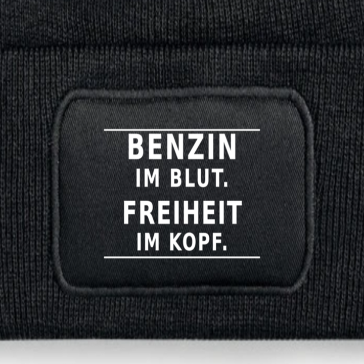 Detailansicht des Aufdrucks „BENZIN IM BLUT. FREIHEIT IM KOPF.“