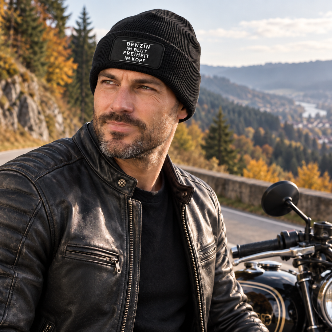 Motorradfahrer mit schwarzer Mütze „BENZIN IM BLUT. FREIHEIT IM KOPF.“