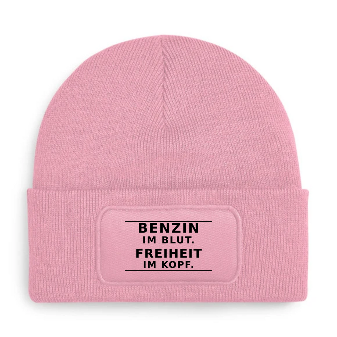 Rosa Mütze mit Aufdruck „BENZIN IM BLUT. FREIHEIT IM KOPF.“