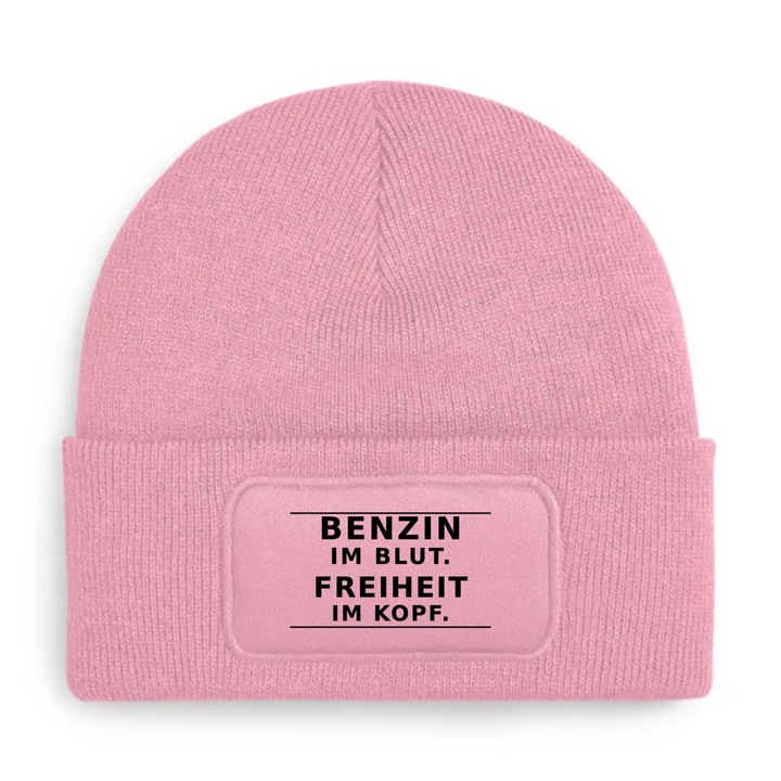 Rosa Mütze mit Aufdruck „BENZIN IM BLUT. FREIHEIT IM KOPF.“
