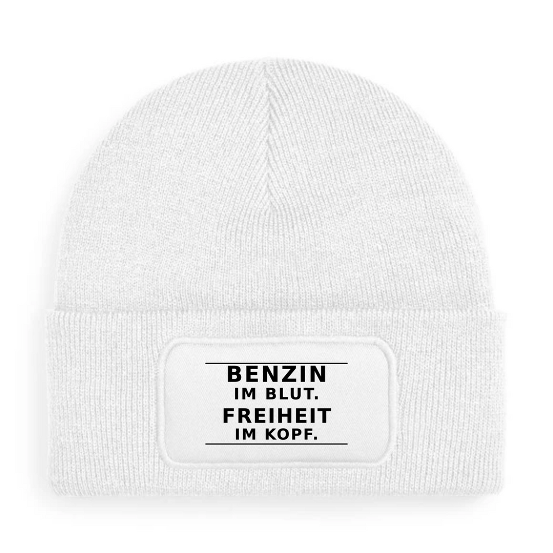 Weiße Mütze mit Aufdruck „BENZIN IM BLUT. FREIHEIT IM KOPF.“