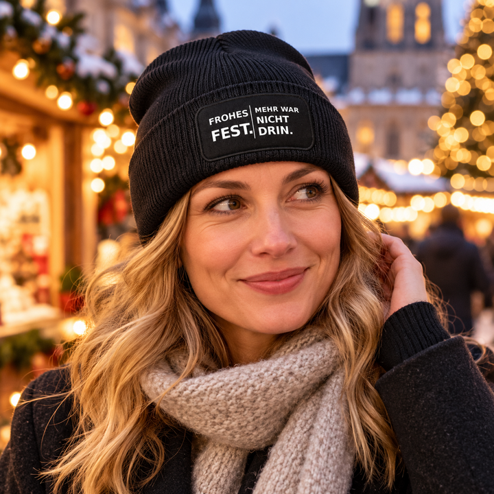 Mütze FROHES FEST. MEHR WAR NICHT DRIN. als Lifestyle-Aufnahme auf dem Weihnachtsmarkt