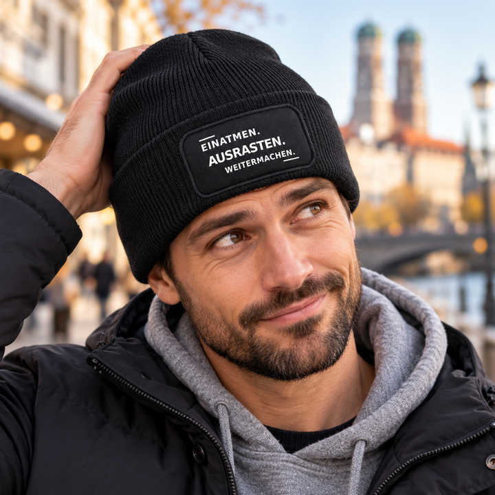 Mütze EINATMEN. AUSRASTEN. WEITERMACHEN. als Lifestyle-Aufnahme
