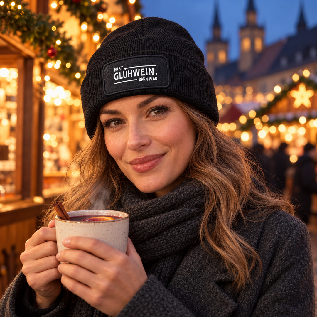 Mütze ERST GLÜHWEIN. DANN PLAN. als Lifestyle-Aufnahme