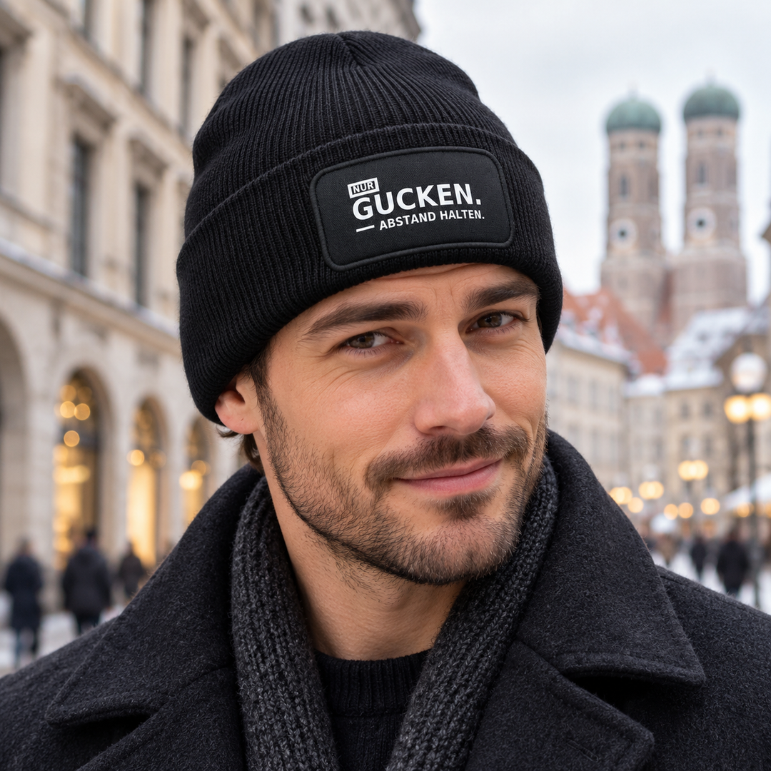Mütze NUR GUCKEN. ABSTAND HALTEN. als Lifestyle-Aufnahme