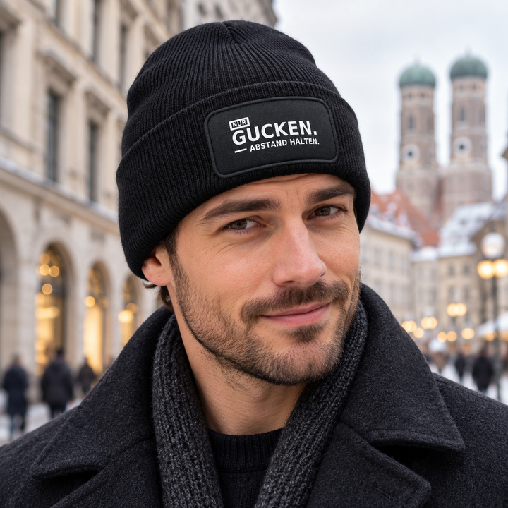 Mütze NUR GUCKEN. ABSTAND HALTEN. als Lifestyle-Aufnahme