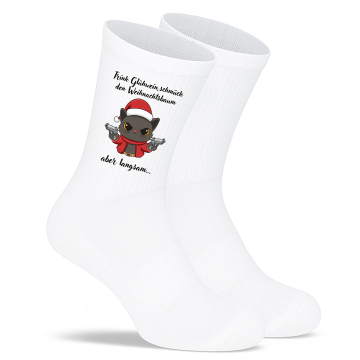 Socken „Trink Glühwein, schmück den Weihnachtsbaum – aber langsam…“ – Lustige Weihnachtssocken | Christmas Fun Socks | Made in Europe