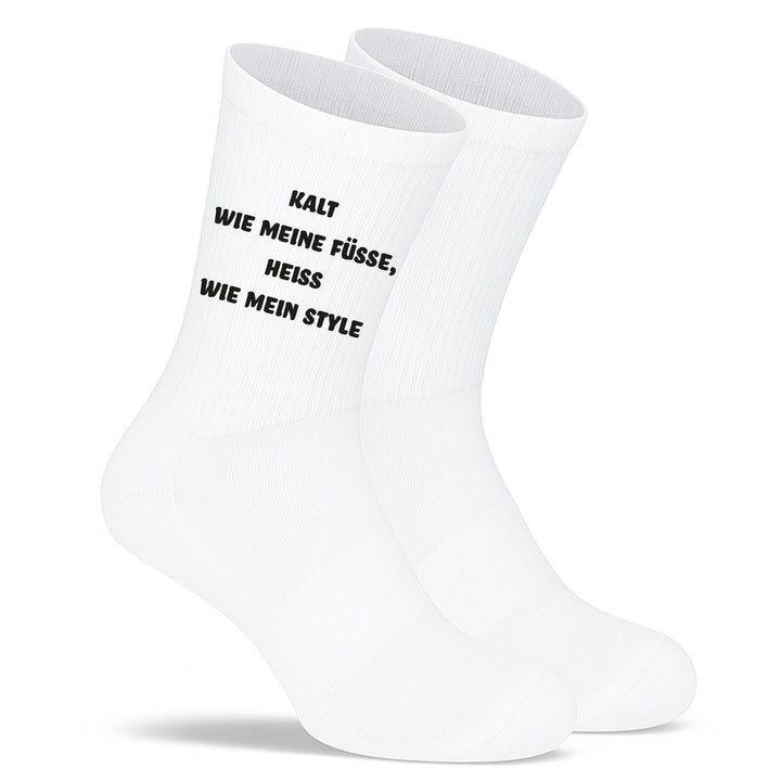 Socken „Kalt wie meine Füße – heiß wie mein Style“ – Lustige Spruchsocken | Fun & Fashion Socks aus Bio-Baumwolle | Made in Europe