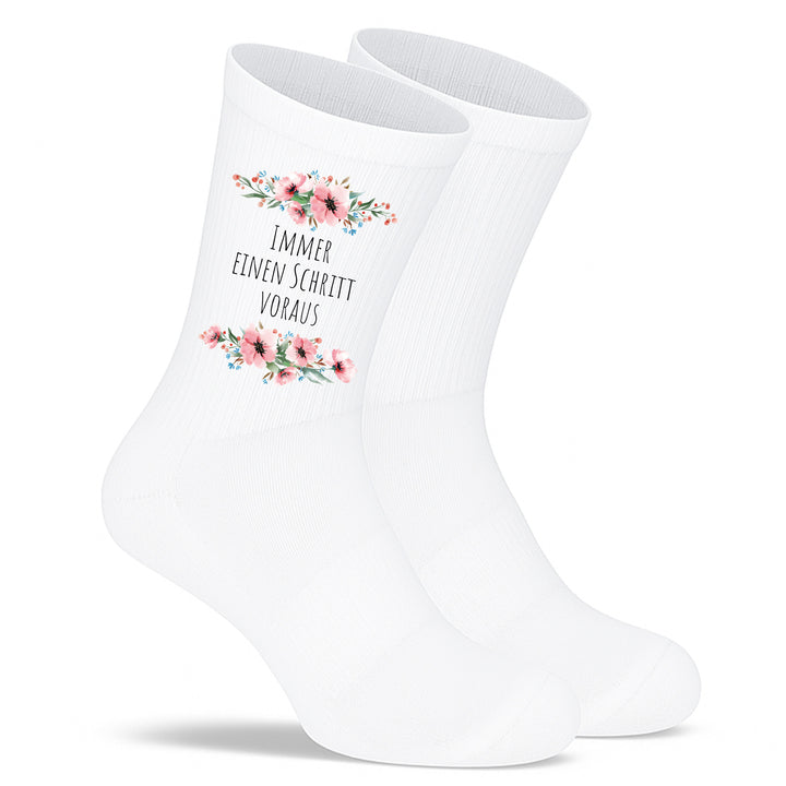 Socken „Immer einen Schritt voraus“ – Motivationssocken mit Spruch | Fun & Sport Socks aus Bio-Baumwolle | Made in Europe