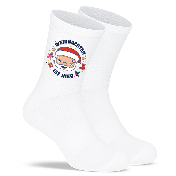 Socken „Weihnachten ist hier“ – Lustige & festliche Weihnachtssocken | Xmas Fun Socks aus Bio-Baumwolle | Made in Europe