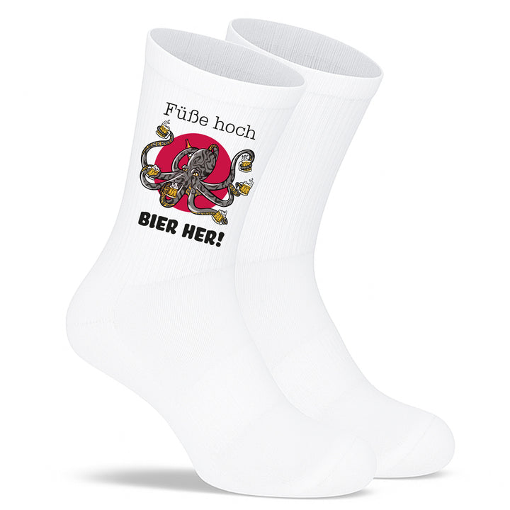 Socken „Füße hoch, Bier hier“ – Lustige Spruchsocken | Geschenk für Männer & Bierliebhaber | Fun Socks aus Bio-Baumwolle