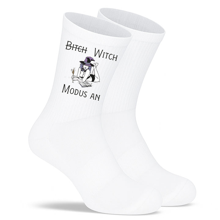Socken „Witch Modus an“ – Magische Spruchsocken | Halloween & Fun Socks aus Bio-Baumwolle | Made in Europe