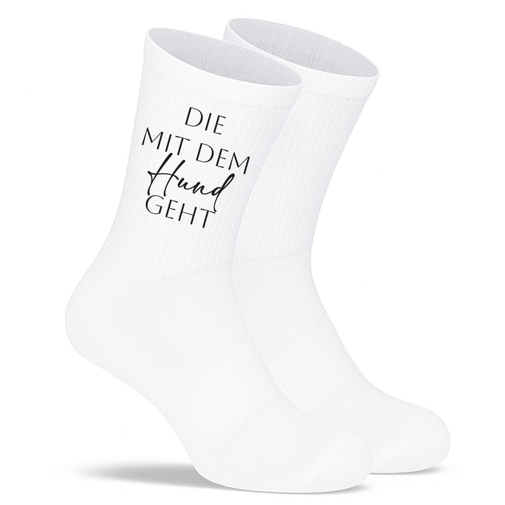 Socken „Die mit dem Hund geht“ – Lustige Hunde-Socken für Frauen | Geschenk für Hundeliebhaberinnen | Tiermotiv aus Bio-Baumwolle