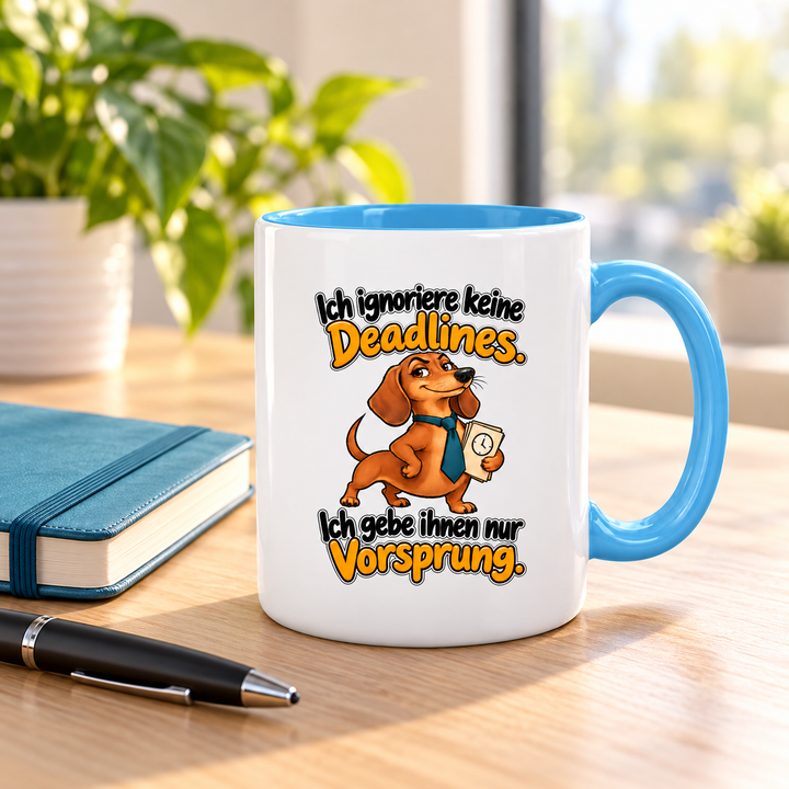 Lustige Dackel-Tasse im modernen Büro