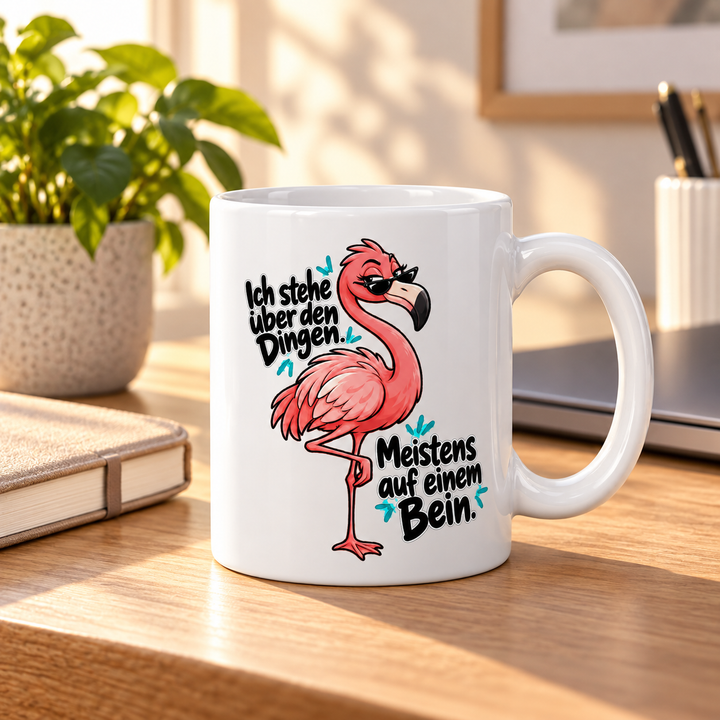 Lustige Flamingo-Tasse im modernen Büro