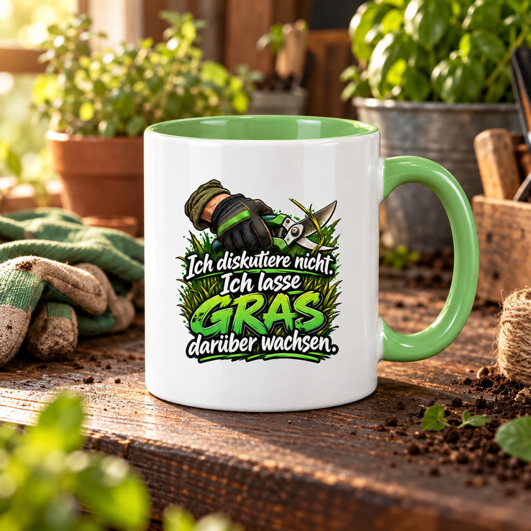 Grüne Gärtner-Tasse auf einer Gartenwerkbank
