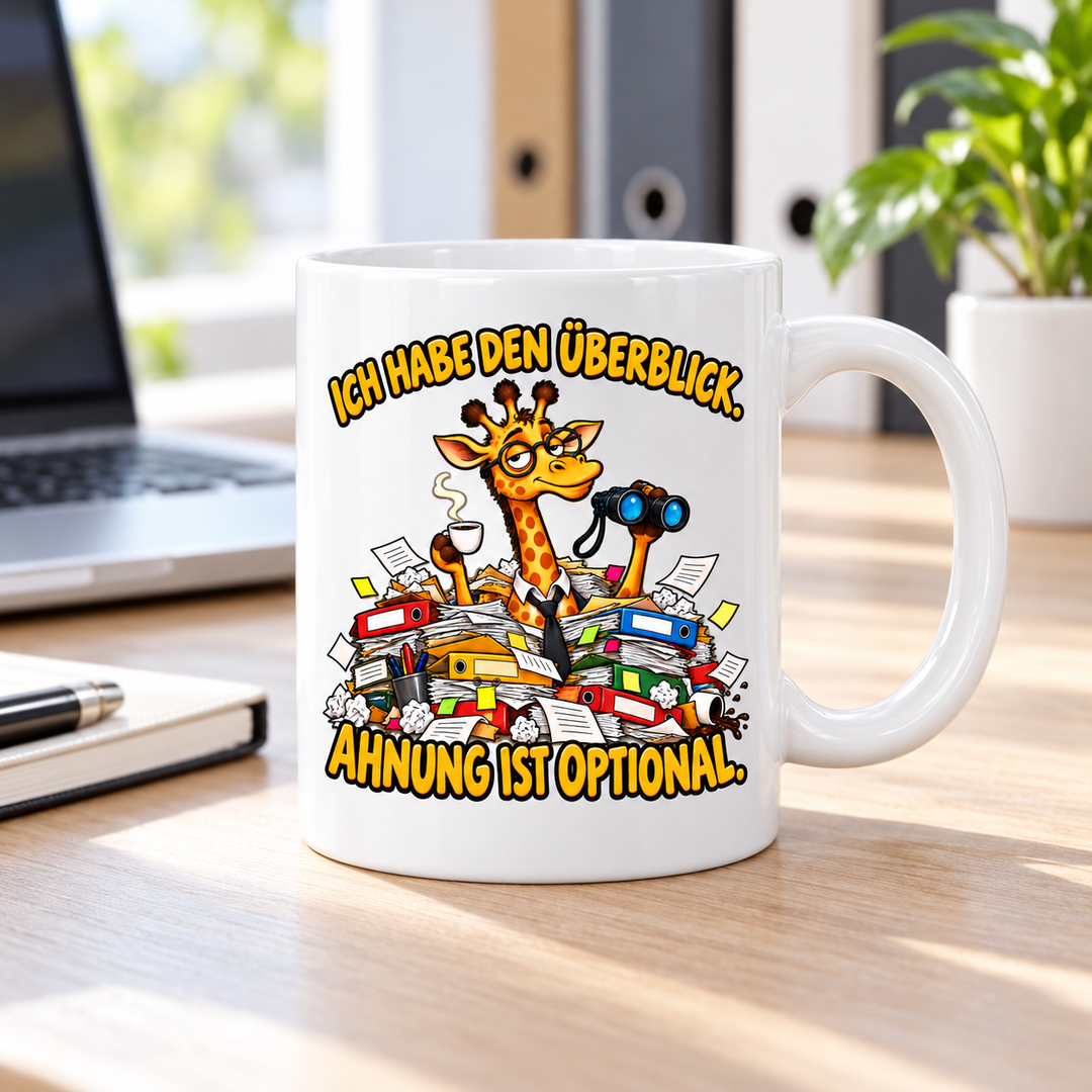 Lustige Giraffen-Tasse am Schreibtisch