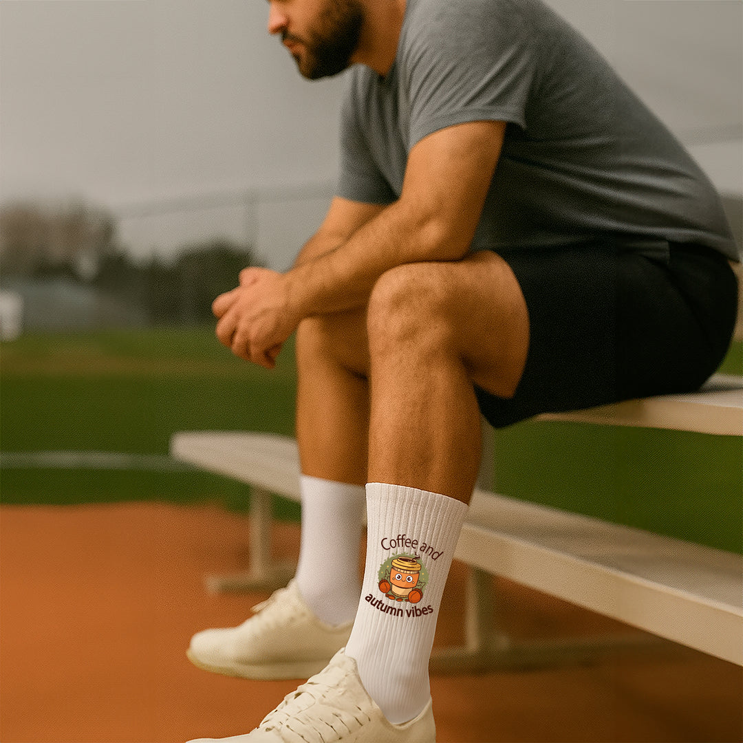 Socken „Coffee and Autumn Vibes“ – Kuschelige Herbst-Socken | Kaffee & Cozy Mood | Stylische Motivsocken aus Bio-Baumwolle