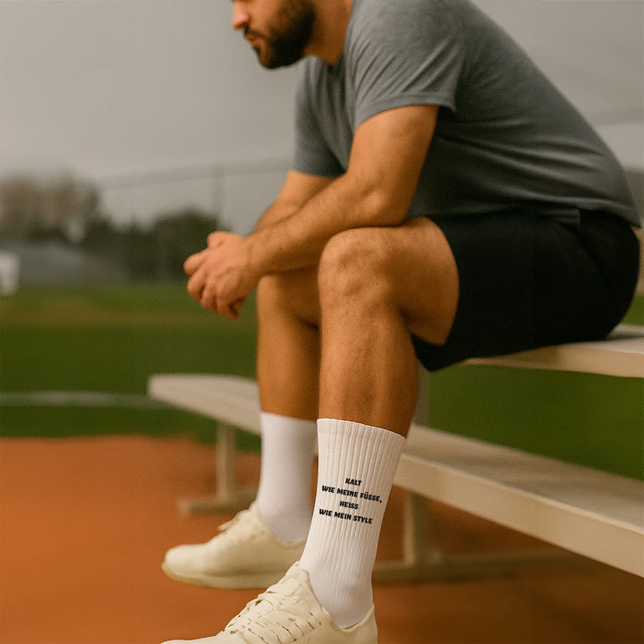 Socken „Kalt wie meine Füße – heiß wie mein Style“ – Lustige Spruchsocken | Fun & Fashion Socks aus Bio-Baumwolle | Made in Europe