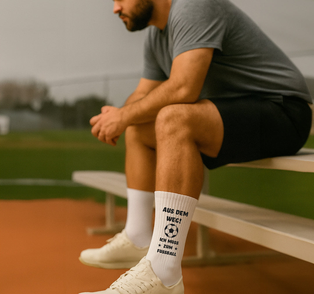 Socken „Aus dem Weg. Ich muss zum Fußball“ | Lustige Fußball-Socken | Geschenk für Fußballfans & Kicker