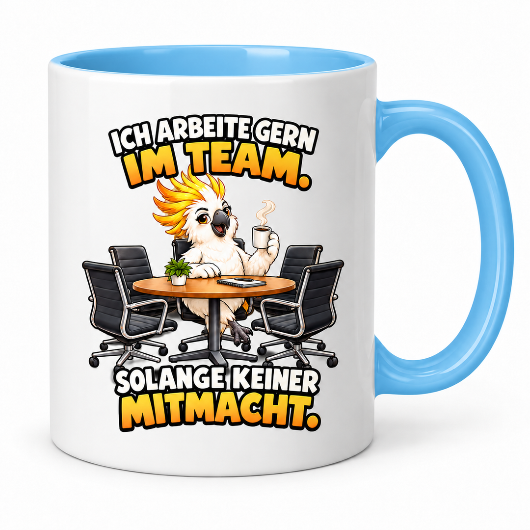 Kakadu-Tasse in Blau – Ich arbeite gern im Team. Solange keiner mitmacht.