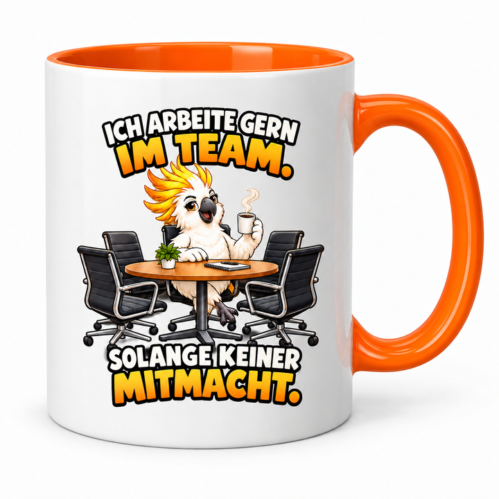 Kakadu-Tasse in Orange – Ich arbeite gern im Team. Solange keiner mitmacht.