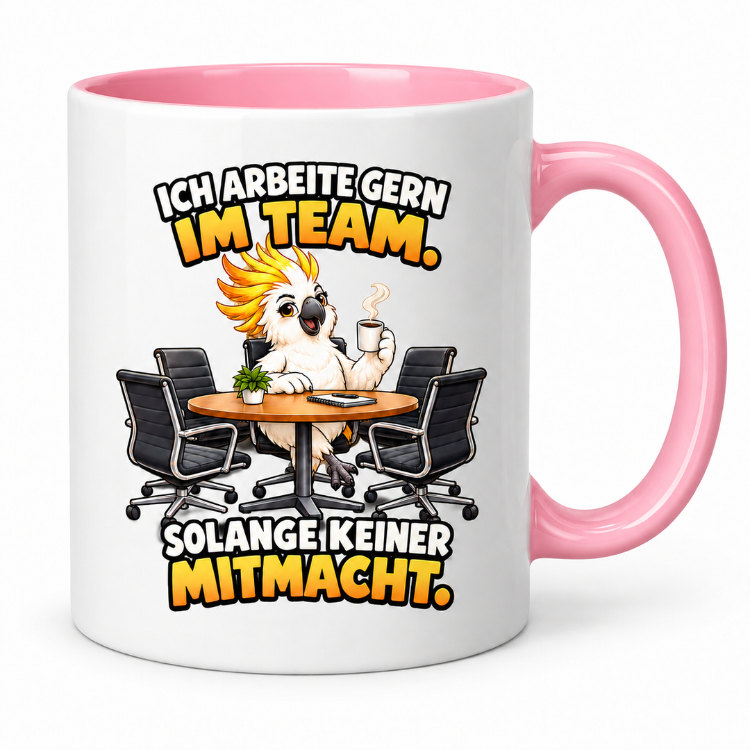 Kakadu-Tasse in Rosa – Ich arbeite gern im Team. Solange keiner mitmacht.