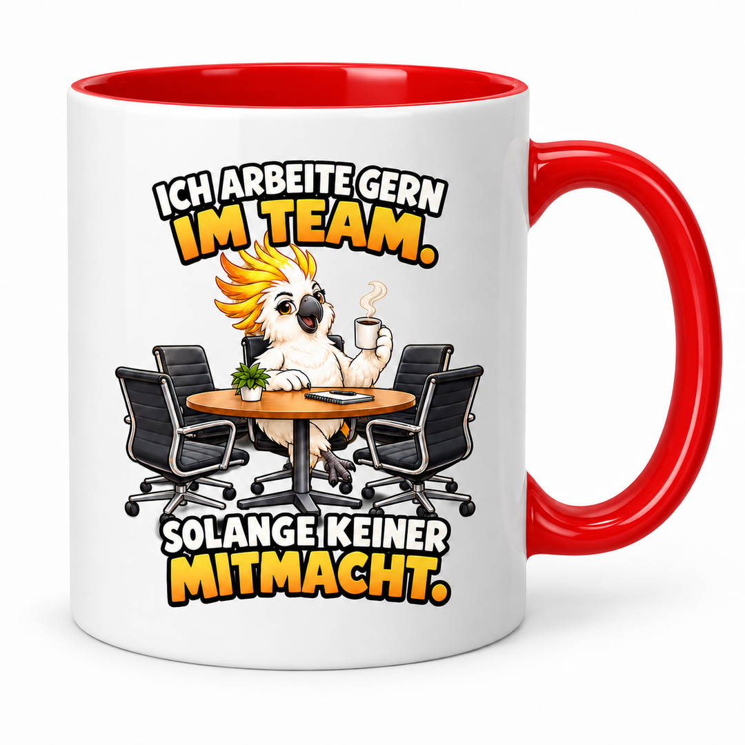 Kakadu-Tasse in Rot – Ich arbeite gern im Team. Solange keiner mitmacht.