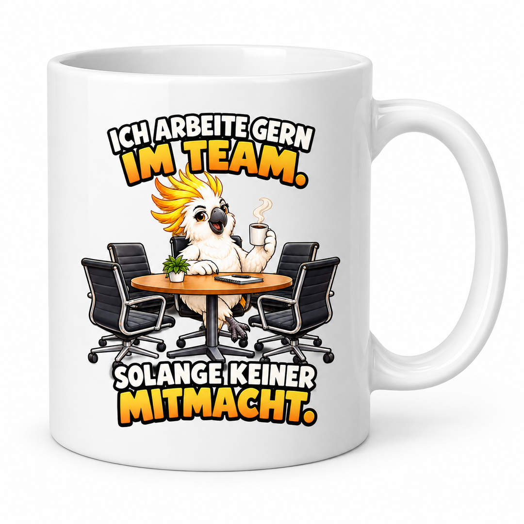 Kakadu-Tasse in Weiß – Ich arbeite gern im Team. Solange keiner mitmacht.