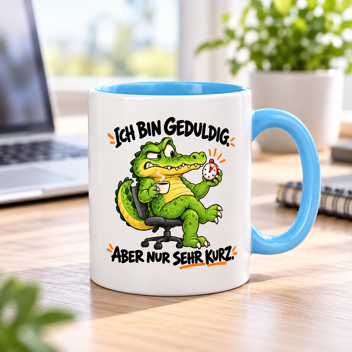 Lustige Krokodil-Tasse am Schreibtisch