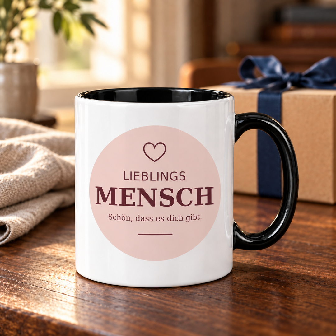 Lieblingsmensch-Tasse als Geschenk in warmer Wohnszene