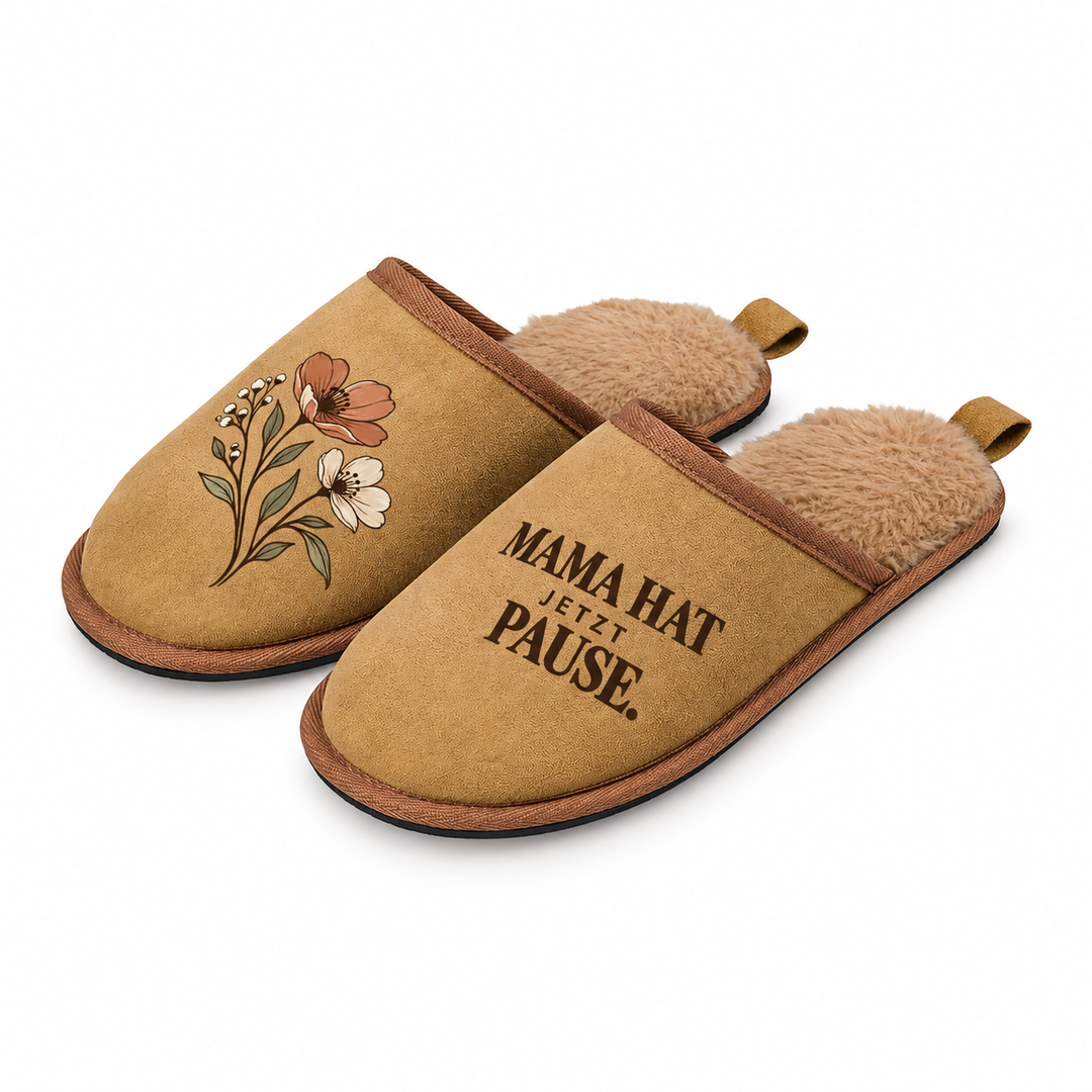 Braune Hausschuhe für Mama mit kleinem Blumenmotiv und Spruch Mama hat jetzt Pause.