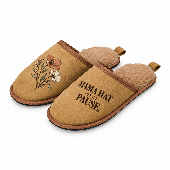 Braune Hausschuhe für Mama mit kleinem Blumenmotiv und Spruch Mama hat jetzt Pause.